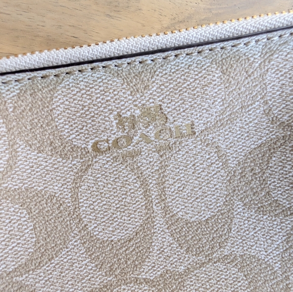 COACH Corner Zip Wristlet‎